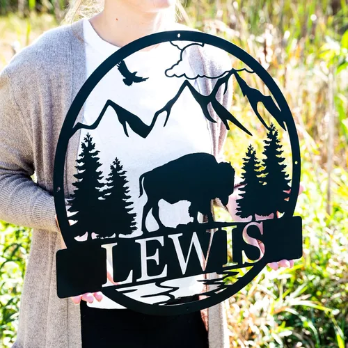 Vista 3 de Letrero personalizado con monograma de círculo de bisonte para exteriores, decoración de bisonte solitario, letrero de campamento de bisonte