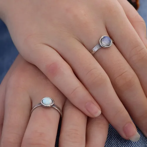 Vista 20 de Anillo de plata de ley con piedras preciosas para mujer, anillo apilable de piedra martillada, anillo de piedra natal