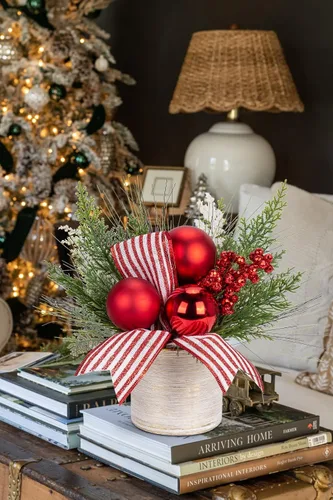 Vista 4 de Hollyone Pequeño árbol de Navidad artificial mini de mesa de 11 pulgadas, decoración de plantas en maceta con adornos de bolas de Navidad, bayas