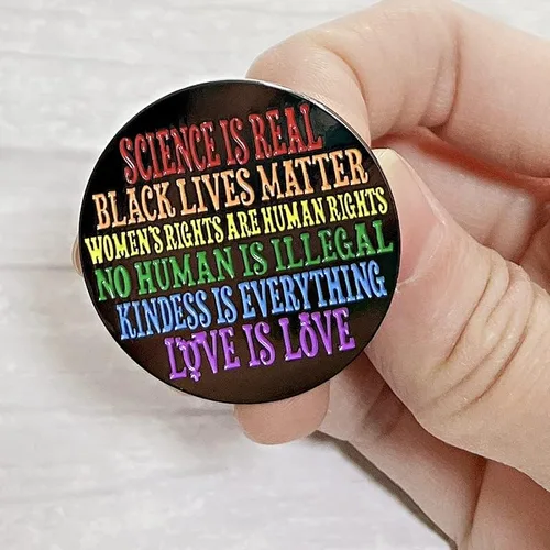 Vista 2 de La ciencia es real Pin Black Lives Matter Pin No Human Is Ilegal Pin Los derechos de las mujeres son los derechos humanos Pin Love Is Love Pin