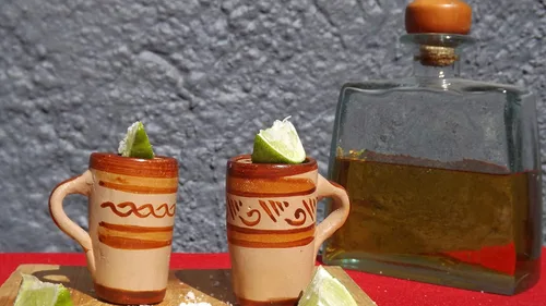 Vista 5 de Vasos de chupito de tequila - Juego de 4 vasos de chupito mexicanos de terracota - 2 Oz - Arcilla natural - Barro Canelo (mango)