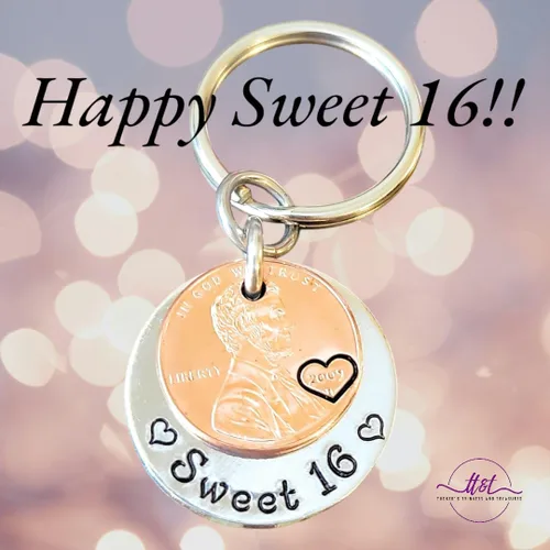 Vista 2 de Tucker's Trinkets And Treasures Llavero con texto en inglés «Sweet 16», «Happy 16th Birthday», «Sweet 16», «Lucky Copper 2009» (Año del nacimiento)