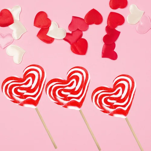 Vista 5 de Fruidles Paquete de seis paletas de 2.82 oz con diseño de corazón rojo y blanco, envueltas individualmente