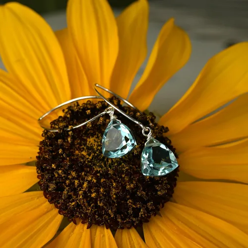 Vista 2 de Pendientes colgantes hechos a mano para mujer - Cuarzo azul aguamarina y plata de ley en caja de regalo - Trillante de cuarzo azul brillante