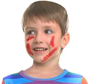 Vista 7 de Disfraz de Chucky de Halloween para niños, camisa de rayas de arco iris, calcomanías de cuchillo falso, calcomanía de buenos chicos para camiseta