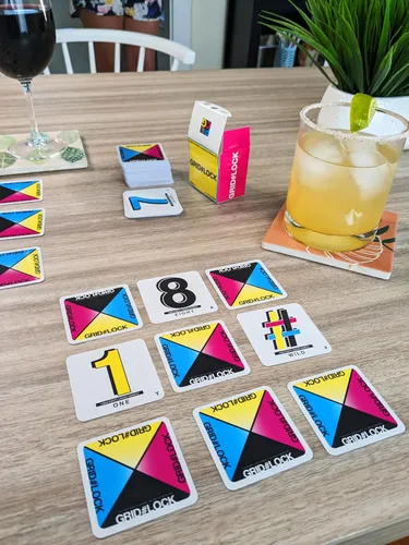 Vista 2 de Presenta: Grid#Lock - Un juego de cartas simple pero sustancial basado en Rummy; diseñado para 2-6 jugadores mayores de 8 años que son