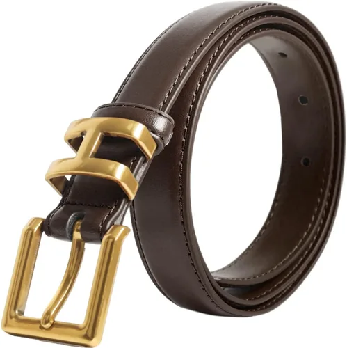 Vista 445 de Cinturón de cuero clásico con hebilla de metal para mujer con vestido de jeans
