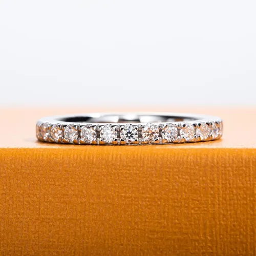 Vista 2 de Anillos de Eternidad de Moissanita 1cttw Color D Claridad VVS1 Corte Redondo Brillante Plata de Ley S925 Apilables Bandas de Boda y Aniversario