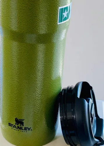 Vista 4 de Starbucks + Stanley Compromiso Militar Vaso de Acero Inoxidable Martillado de Doble Pared Con Asa