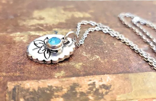 Vista 10 de Birth Month Flower and Birthstone Necklace