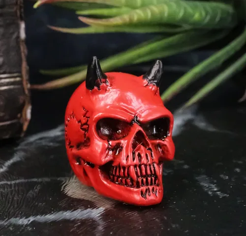 Vista 2 de Ebros Gift Black Kiss - Figura en miniatura de calavera de vampiro con cuernos, demonio carmesí, fuego del infierno, escultura macabra de 1.25