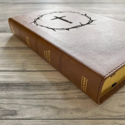 Vista 2 de Biblia KJV ilustrada a mano y grabada con láser, cuero marrón, incluye opción de agregar nombre grabado, regalo personalizado para boda, bautizo