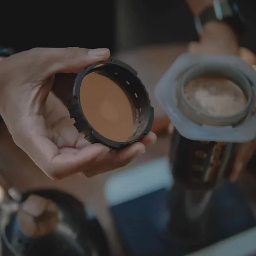 Vista 7 de Filtro para uso en cafeteras AeroPress Go/AeroPress – Disco fino – Reutilizable – Acero inoxidable recubierto de alta calidad (oro rosa, metal)