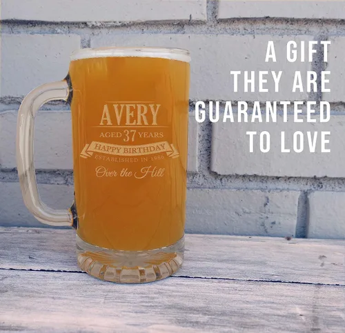Vista 2 de Taza de cerveza de vidrio grabada personalizada de 16 onzas, Día del Padre, monograma, nombre personalizado, regalos de cerveza personalizados