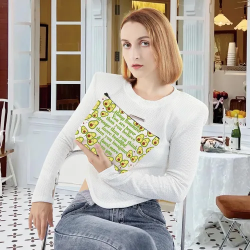 Vista 6 de LEVLO Divertida bolsa de maquillaje con diseño de aguacate, regalo inspirado en los amantes del aguacate, con texto en inglés "You Are Braver