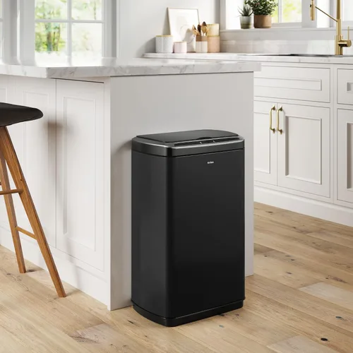 Vista 2 de Kraus GarbagePro Bote de basura rectangular de 13 galones manos libres con sensor de movimiento operado por batería en acabado negro mate con tapa