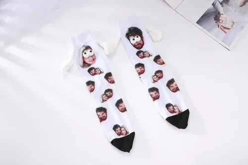 Vista 4 de Yopicks Calcetines personalizados tomados de la mano con foto, calcetines personalizados con manos, calcetines divertidos regalos para novio