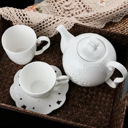 Vista 5 de Sizikato Tetera de porcelana blanca con tapa, cafetera de 30 onzas, flor y mariposa en relieve