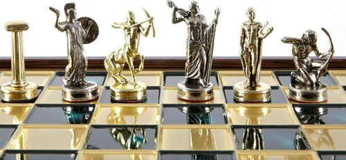 Vista 4 de Manopoulos Hercules Chess Set - Latón y Níquel - Caja de madera Verde-Latón Tablero
