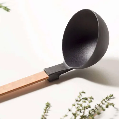 Vista 3 de Epicurean Gourmet Series - Cucharón de nailon con mango natural con cabeza negra Durable heat-resistant soup spoon for cooking and serving