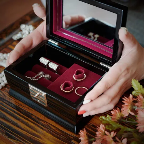 Vista 4 de MADDesign Mother of Pearl Organizador de anillos de joyería de caja de música, color negro pavo real