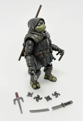 Vista 2 de PlayMates Teenage Mutant Ninja Turtles: The Last Ronin presenta una figura de acción exclusiva, multicolor