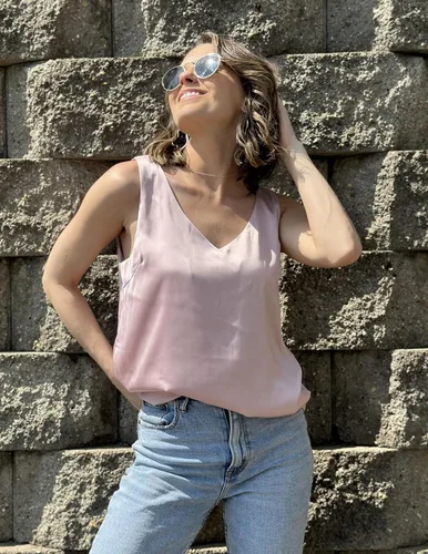 Vista 3 de Zeagoo Camiseta sin mangas de satén de seda para mujer, estilo casual, cuello en V, holgada, sin mangas
