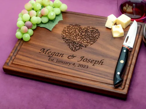 Vista 4 de Tablas de cortar personalizadas Charcutería grabada de madera hecha a mano Boda personalizada, aniversario, regalo de compromiso para parejas
