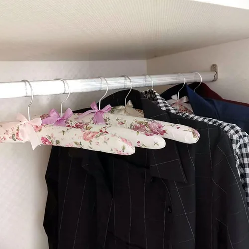 Vista 3 de Perchas acolchadas para ropa, colgador de satén, perchas acolchadas para mujer, suéteres (floral-5 piezas)