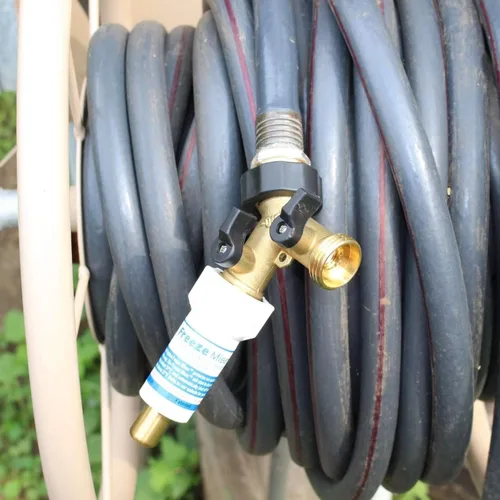 Vista 5 de Freeze Miser® y Conector de Manguera de Latón de ¾ Pulgada con Válvula de Cierre Y de 2 Vías