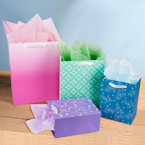 Vista 8 de Paquete de 12 bolsas de regalo de varios tamaños y diseños, bolsas de regalo a granel con papel de seda