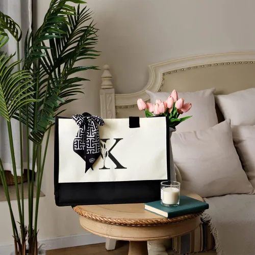 Vista 4 de CROWNED BEAUTY Bolsa de lona con bolsillo con cremallera, regalo personalizado para mujeres, monograma bordado con letra inicial K CT37-K