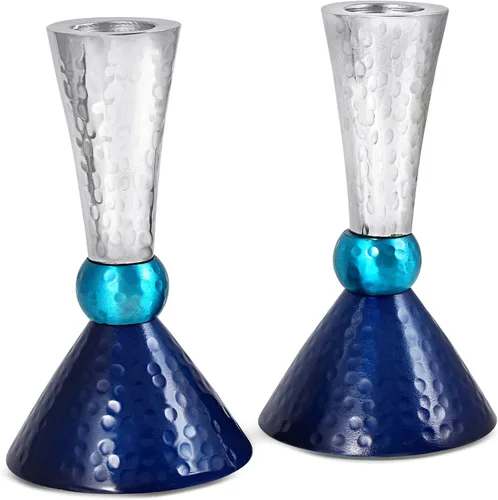 Vista 4 de Zion Judaica - Juego de portavelas clásico con acabado martillado de metal anodizado, se adapta a velas gruesas cónicas y shabat, tonos azules