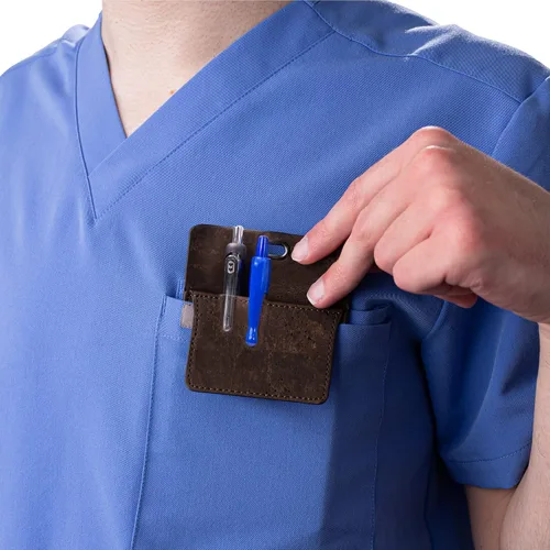 Vista 8 de Protector de bolsillo de corcho portugués prémium para hombres, protectores de bolsillo multiusos para camisas y batas de laboratorio