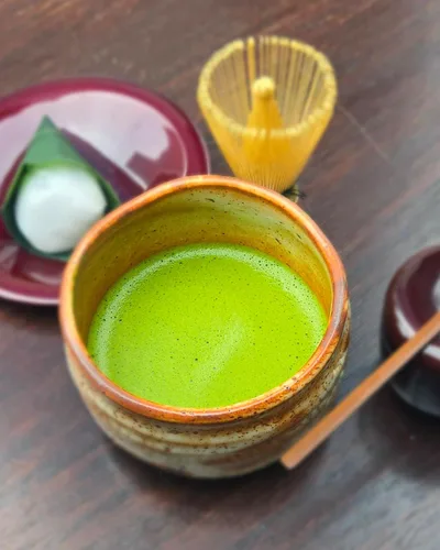 Vista 3 de SUMIRE Matcha polvo de matcha de grado ceremonial fabricado en Japón Kagoshima, verde vibrante, suave, Umami, rico en antioxidantes, perfecto