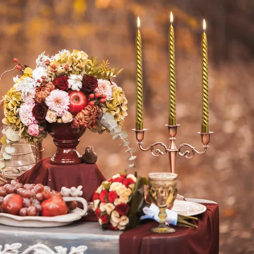 Vista 8 de Juego de velas cónicas en espiral doradas de 10 pulgadas para Navidad, paquete de 12 velas torcidas sin perfume, velas delgadas y cónicas sin goteo