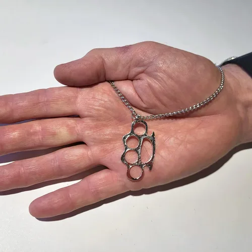 Vista 8 de Réplica "Knucks Charm" Collar colgante de plata pulida cadena de veinte pulgadas, Metal