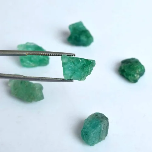 Vista 2 de REAL-GEMS Lote de 6 piedras de cristales curativos crudos en bruto de 52.50 quilates, cristales de esmeralda de color verde esmeralda Wicca y Reiki
