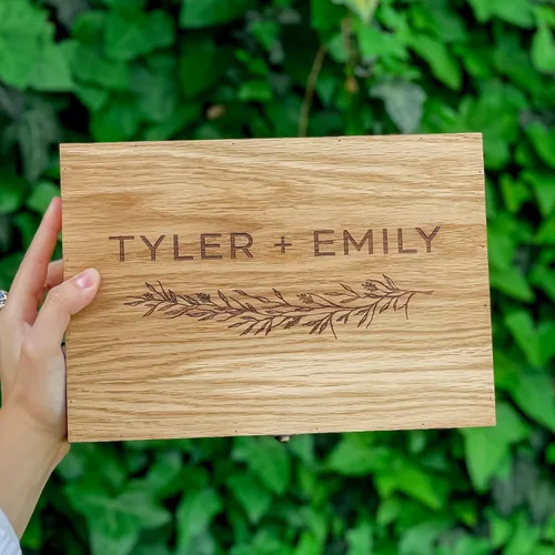 Vista 6 de Caja de Recuerdos Personalizada de Madera con Candado para Bodas, Regalo para Él, Ella, Novio, Novia, Parejas, Aniversario Hombres Mujeres (Roble)