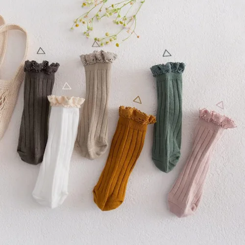 Vista 2 de Calcetines vintage de encaje al tobillo con volantes para niñas pequeñas