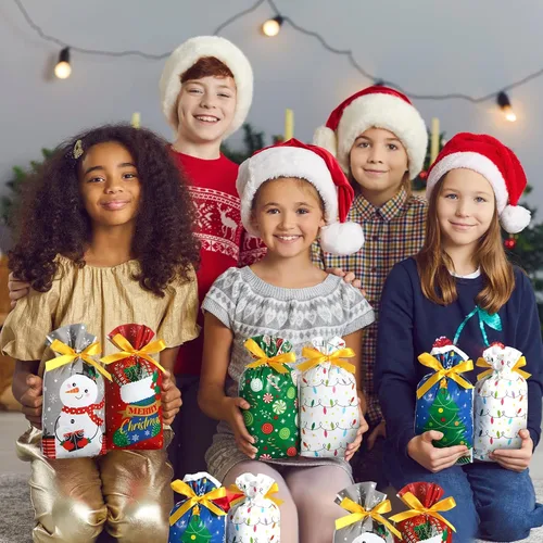 Vista 4 de Funrous 50 bolsas de Navidad con cordón, bolsas de regalo de plástico con cordón para Navidad, bolsas de dulces de Navidad para fiesta