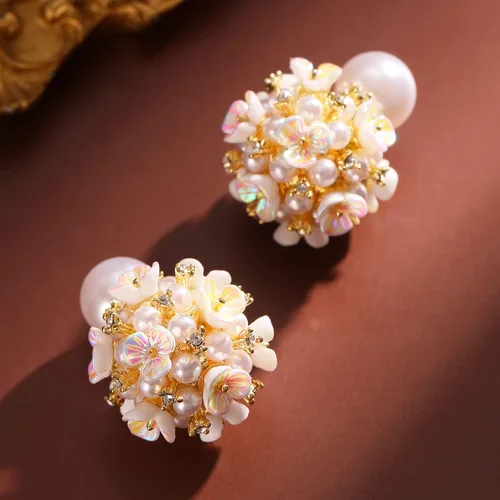 Vista 7 de Aretes de bola de flor de perlas, aretes de bola blanca para mujeres y niñas, Zinc, Perla