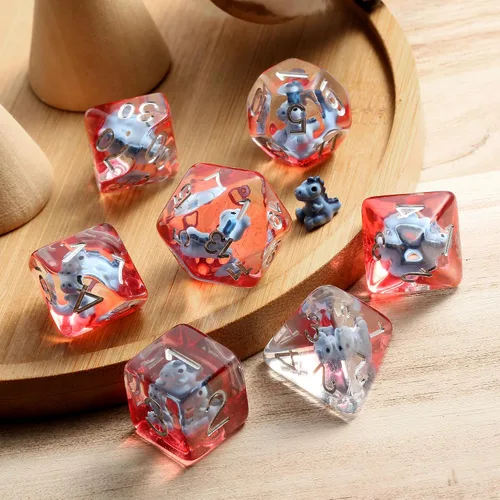 Vista 4 de DNDND Juego de 7 dados DND con temática de dinosaurio bebé, dados poliédricos de resina con números de Sivler para Pathfinder de Calabozos