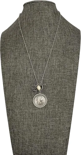 Vista 4 de American Coin Treasures Lucky British Sixpence and Rose - Collar con colgante de palanca en tono plateado, Base de metal, No es una piedra preciosa