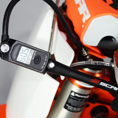 Vista 2 de SCAR Bomba de aire para horquilla digital Shock WP AER 48 PSF KYB KAYABA SHOWA SFF Compatible con KTM GASGAS Husqvarna Honda Kawasaki Suzuki 50 65