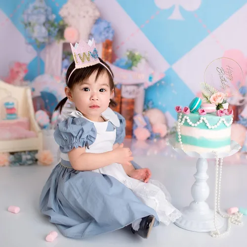 Vista 4 de WAUAO Decoraciones de fiesta de té de Alicia en el país de las maravillas – Corona/sombrero de cumpleaños, traje rosa para niña de segundo cumpleaños