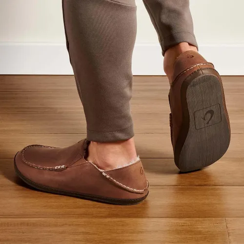 Vista 6 de OluKai Moloa Pantuflas para hombre zapatos sin cordones de cuero nobuck de alta calidad forro de oveja e inserto de gel diseño de tacón caído