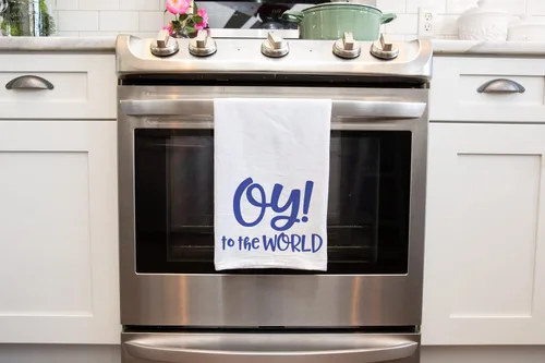 Vista 3 de Toalla de cocina divertida para las festividades judías, azul "Oy to the World" toalla judía para Hanukkah, regalo de anfitriona y para inauguración