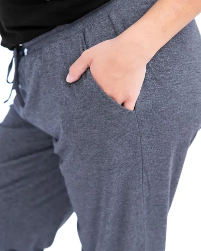 Vista 6 de Kindred Bravely Everyday Maternity Joggers gris jaspeado grande y Emmaline - Bata de maternidad y lactancia gris LXL