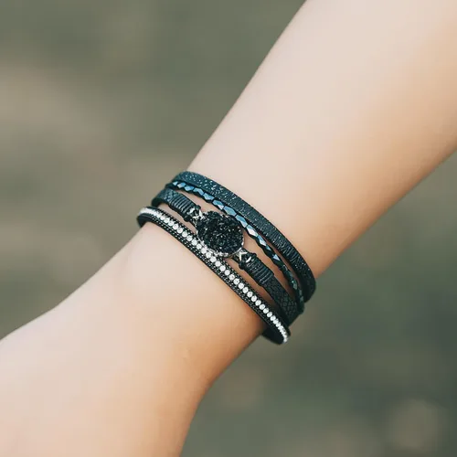 Vista 3 de FANCY SHINY - Pulsera de cuero estilo bohemio, pulsera de cuentas de cristal con cierre magnético, regalos de joyería para mujer Negro